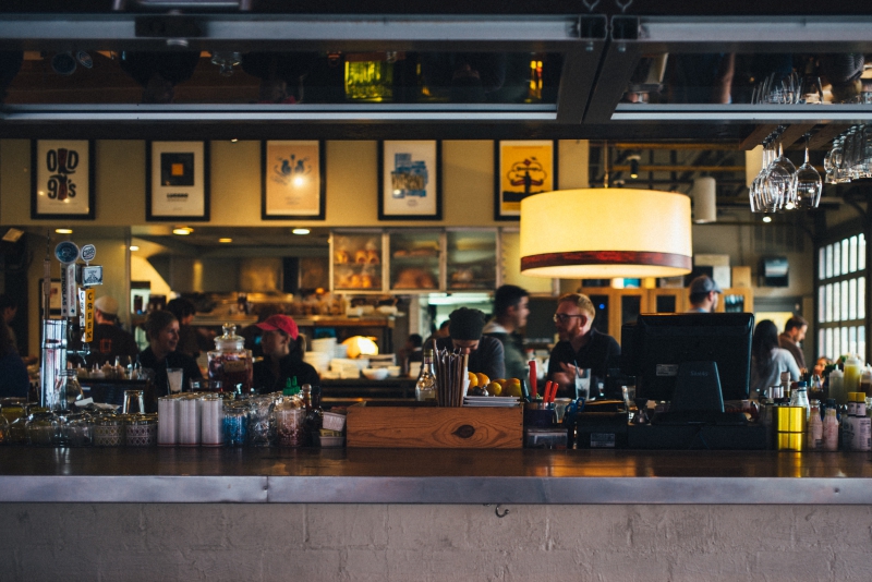 architecte-BIOT-min_cafe-night-restaurant-bar-counter-2620-pxhere.com